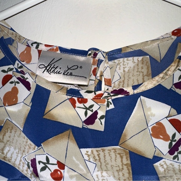 Vintage, Kathy Lee blouse, 90s blue and fruit w/ Tan envelope pattern size 8 - Picture 2 of 11